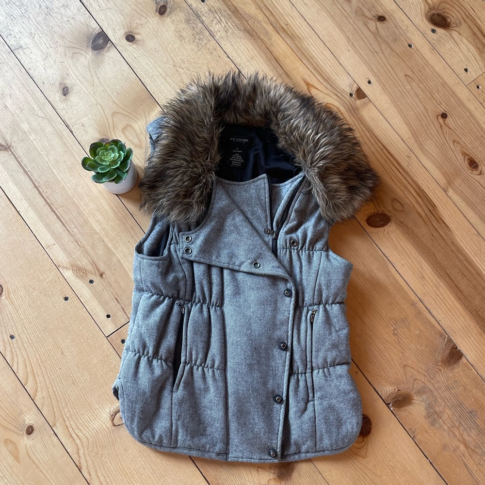Adorable vest w fur collar